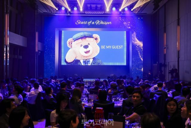 "[사진 1] 샌즈 차이나, ‘런더너 그랜드 – 마카오 쇼케이스 2025’ 개최" "[사진 4] 갈라 디너에서 가수 비(Rain)가 화려한 퍼포먼스를 선보이고 있다" "[사진 3] 갈라 디너의 4코스 요리를 준비한 최현석 셰프가 무대에서 인사를 하고 있다" "[사진 2] 런더너 그랜드의 넘버원 앰버서더 G 베어가 소개되고 있다"