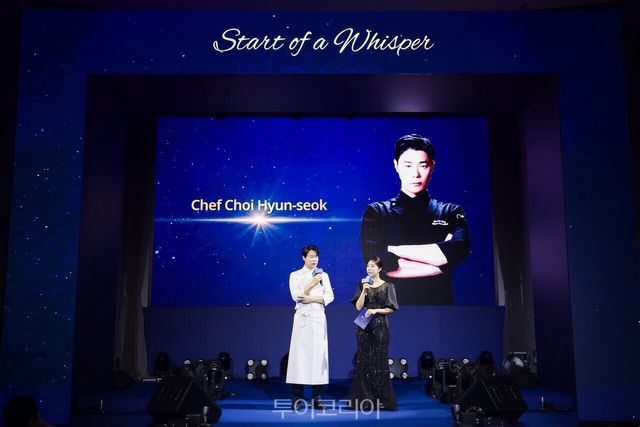 "[사진 1] 샌즈 차이나, ‘런더너 그랜드 – 마카오 쇼케이스 2025’ 개최" "[사진 4] 갈라 디너에서 가수 비(Rain)가 화려한 퍼포먼스를 선보이고 있다" "[사진 3] 갈라 디너의 4코스 요리를 준비한 최현석 셰프가 무대에서 인사를 하고 있다" "[사진 2] 런더너 그랜드의 넘버원 앰버서더 G 베어가 소개되고 있다"