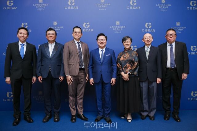 "[사진 1] 샌즈 차이나, ‘런더너 그랜드 – 마카오 쇼케이스 2025’ 개최" "[사진 4] 갈라 디너에서 가수 비(Rain)가 화려한 퍼포먼스를 선보이고 있다" "[사진 3] 갈라 디너의 4코스 요리를 준비한 최현석 셰프가 무대에서 인사를 하고 있다" "[사진 2] 런더너 그랜드의 넘버원 앰버서더 G 베어가 소개되고 있다"