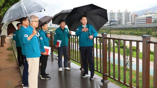 오언석 도봉구청장 지난 20일 중랑천 찾아 호우 대비 상황 점검 모습(사진제공=도봉구청)