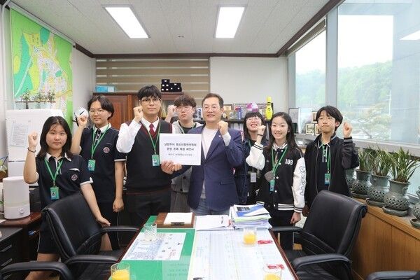 남양주시의회 자치행정위원회 한근수 위원장 청소년참여위원회 제안서 전달 받고 기념촬영 모습(사진제공=남양주도시공사)