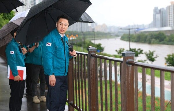 오언석 도봉구청장 지난 20일 오전 중랑천 찾아 호우 대비 상황 점검 모습(사진제공=도봉구청)