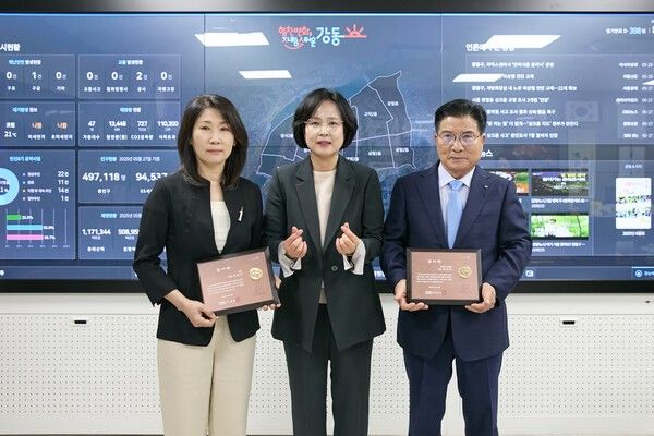 이수희(가운데) 강동구청장 정기 고액 기부 감사패 수여 후 기념촬영 모습(사진제공=강동구청)