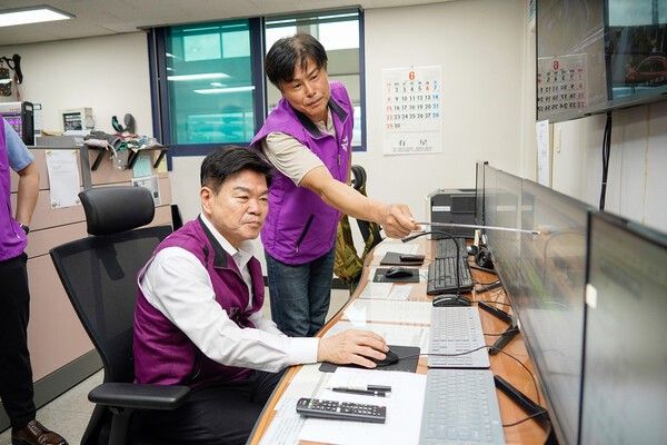 이필형 동대문구청장 전농.장안 빗물펌프장 현장 점검 모습(사진제공=동대문구청)