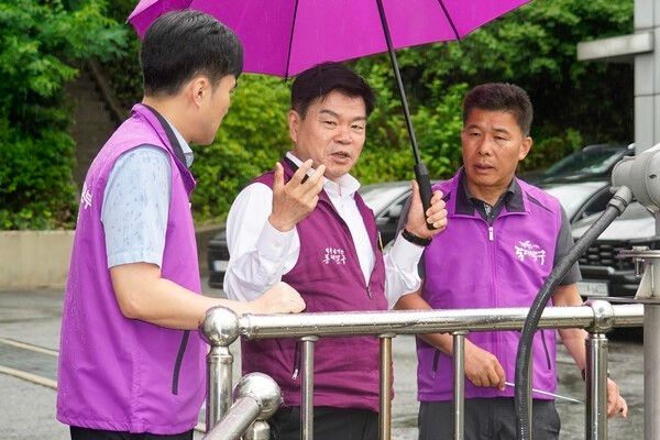 이필형 동대문구청장 전농.장안 빗물펌프장 현장 점검 모습(사진제공=동대문구청)