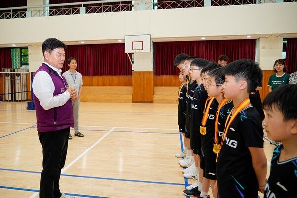 이필형 동대문구청장 전곡초 배드민턴부 학생들 격려 방문 모습(사진제공=동대문구청)