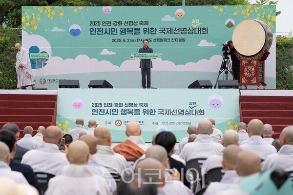 유정복 인천광역시장이 21일 송도 센트럴파크에서 열린 '인천시민 행복을 위한 국제선명상대회'에서 축사를 하고 있다.