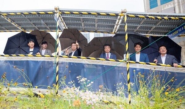 인천시의회 건설교통위원회 의원들이 지난 20일 작전현대재개발 현장을 찾아 사업의 추진 현황과 향후 계획을 점검하며 현장을 둘러보고 있다.