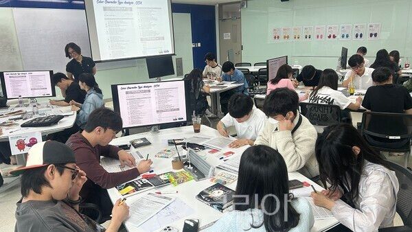 인천대학교 지역특화청년무역전문가양성사업단이 지난 5월 12일 오후 인천대학교 29호관 203호에서 GTEP 19기 요원 30여 명을 대상으로 ‘컬러와 내 성격행동 이해하기’를 주제로 한 특강을 개최하고 있다.