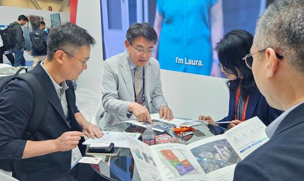 오승록 노원구청장이 바이오usa 현장에서 바이오기업관계자에게 s-dbc 사업을 설명 모습(사진제공=노원구청)