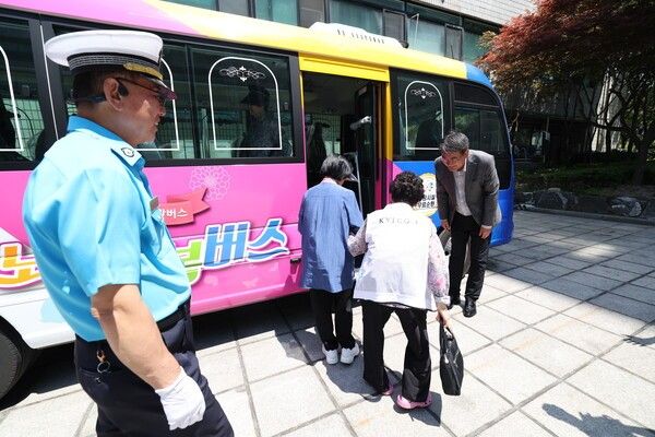 오승록 노원구청장 행복버스 탑승 어르신들과 인사 소통 모습(사진제공=노원구청)