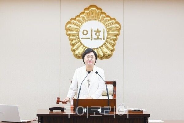 인천 부평구의회 안애경 의장이 지난 20일 제269회 정례회 제2차 본회의를 폐회하고 있다.
