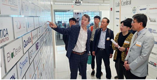 오승록 (우측 첫번쩨)노원구청장이 보스턴에서 랩센트럴 요하네스 ceo로부터 바이오산업단지 성공전략에 대한 설명을 듣고 있다 (사진제공=노원구청)