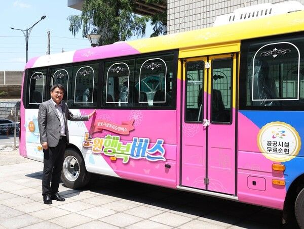 오승록 노원구청장 노원행복버스 앞에서 기념촬영 모습(사진제공=노원구청)