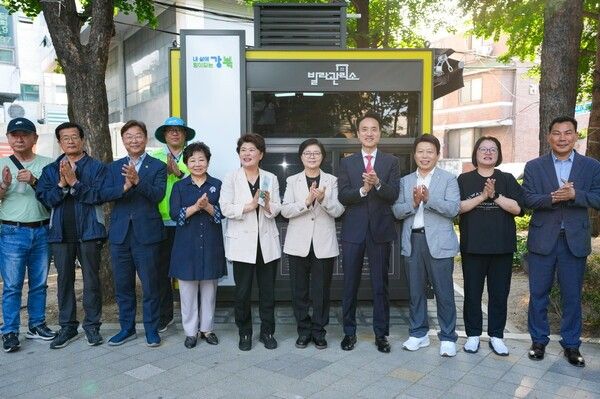 이순희(우측 5번째) 강북구청장 송천동 빌라관리사무소 개소식 참석 기념촬영 모습(사진제공=강북구청)