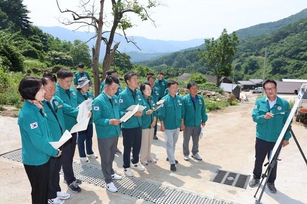 예천군의회(강영구 의장) 수해복구 사업장 현장 방문 모습(사진제공=예천군의회)