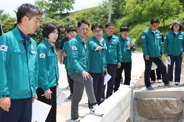 예천군의회(강영구 의장) 수해복구 사업장 현장 방문 모습(사진제공=예천군의회)