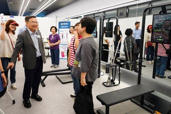 류경기 중랑구처장 먹골역 스마트무브 스테이션 방문 모습(사진제공=중랑구청)