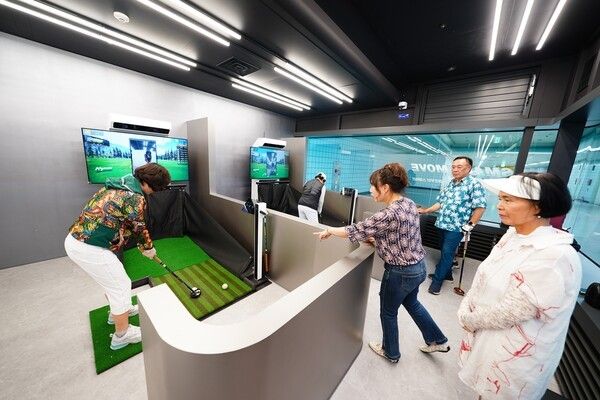 먹골역 스마트무드 스테이션에서 파크골프 스크린 즐기는 주민들 모습(사진제공=중랑구청)
