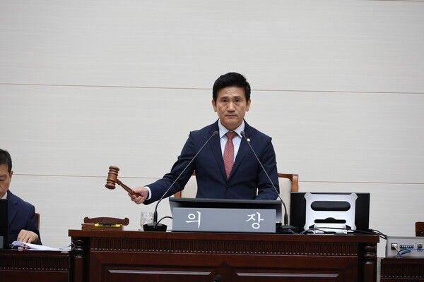 김성철 용산구의회 의장 제298회 제1차 정례회 폐회 선언 모습(사진제공=용산구의회)