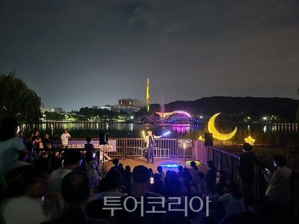 김포시가 지난 21일 호수공원에서 야외공연 ‘빛의 굴뚝과 음악이 흐르는 밤’을 개최하고 있다.