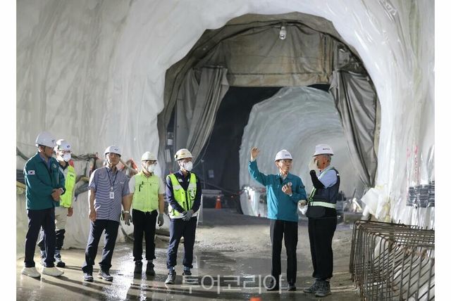 지난 5월 27일 김성중 행정1부지사가 도봉산~옥정 광역철도(1공구)를 점검하고 있다..