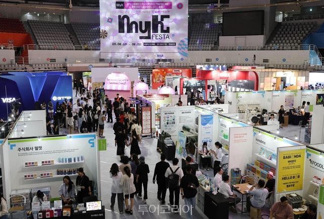 케이푸드를 즐기는 외국인 관광객 팬사인회 현장 핸드볼경기장 산업전시 전경 국제 콘퍼런스 수출상담회 현장 /사진-문체부