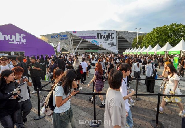 케이팝 콘서트를 기다리는 관람객. 케이팝 콘서트 현장 /사진-문체부