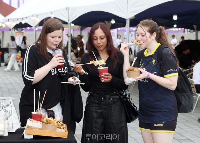 케이푸드를 즐기는 외국인 관광객 팬사인회 현장 핸드볼경기장 산업전시 전경 국제 콘퍼런스 수출상담회 현장 /사진-문체부