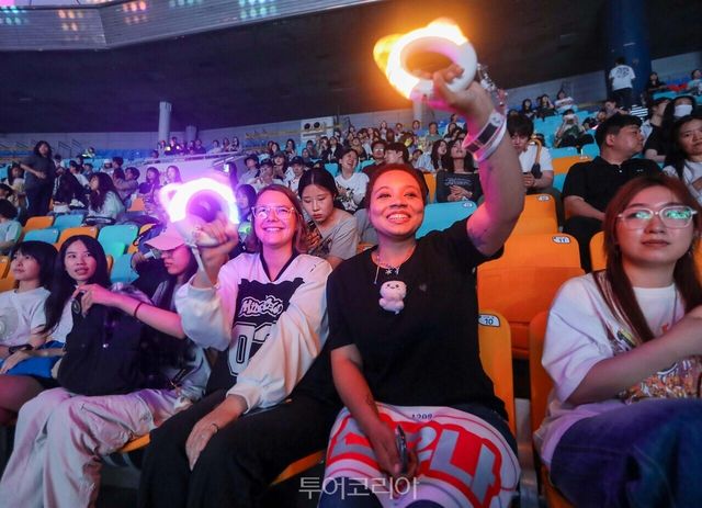 케이팝 콘서트를 즐기는 관람객/사진-문체부