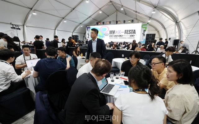 케이푸드를 즐기는 외국인 관광객 팬사인회 현장 핸드볼경기장 산업전시 전경 국제 콘퍼런스 수출상담회 현장 /사진-문체부