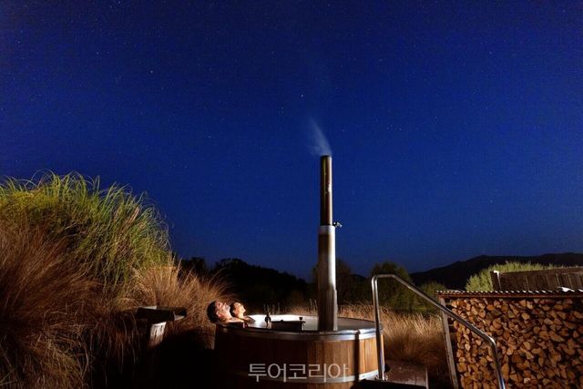 로맨틱한 별빛 아래 즐기는 핫 터브스 오마라마 ©Miles Holden
