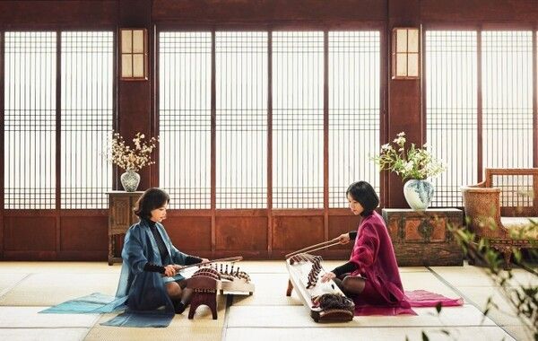김보은과 조누리로 구성된 여성 아쟁 이중주단 ‘뮤이스트(Mueast)'