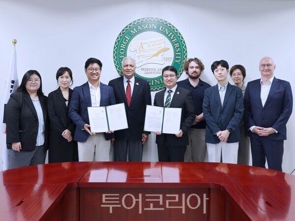 조지메이슨대학교 한국캠퍼스(George Mason University Korea)가 6월 24일 글로벌 스타트업 네트워크 플랫폼인 드레이퍼 스타트업 하우스 코리아(Draper Startup House Korea)와 글로벌 창업•혁신 인재 양성을 위한 업무협약(MOU)을 체결하고 있다.