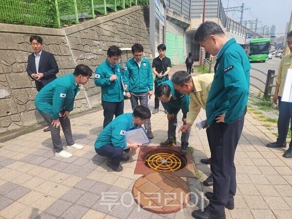 인천시가 27일 오후 도시 침수 예방을 위해 동구 배다리와 중구 동인천역 일원 하수도 중점 관리지역에 관로, 빗물받이, 맨홀 등 하수도시설 관리현황 점검을 하고 있다.