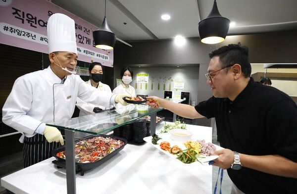 조성명 강남구청장 취임 2주년 구내식당 배식봉사 모습(사진제공=강남구청)