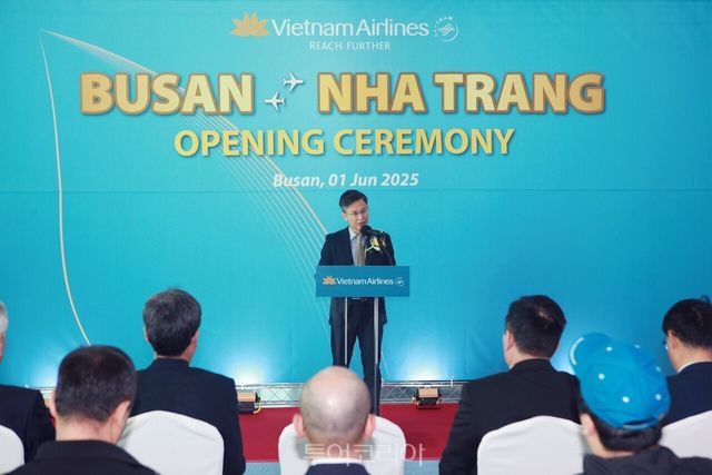 "베트남항공_ 부산 나트랑 신규 노선 취항식_ 리본 커팅식" "베트남항공_ 부산 나트랑 신규 노선 취항식_ 원휘 베트남항공 한국 지사장 환영사" "베트남항공_ 부산 나트랑 신규 노선 취항식_ 부호 주한 베트남대사 축사"