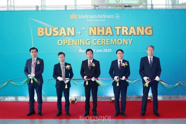 "베트남항공_ 부산 나트랑 신규 노선 취항식_ 리본 커팅식" "베트남항공_ 부산 나트랑 신규 노선 취항식_ 원휘 베트남항공 한국 지사장 환영사" "베트남항공_ 부산 나트랑 신규 노선 취항식_ 부호 주한 베트남대사 축사"