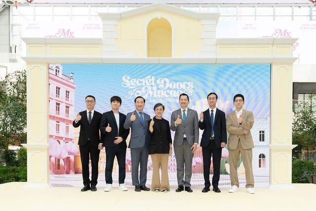 관계자들이 로드쇼 블레싱 세리머니를 하고 있다.