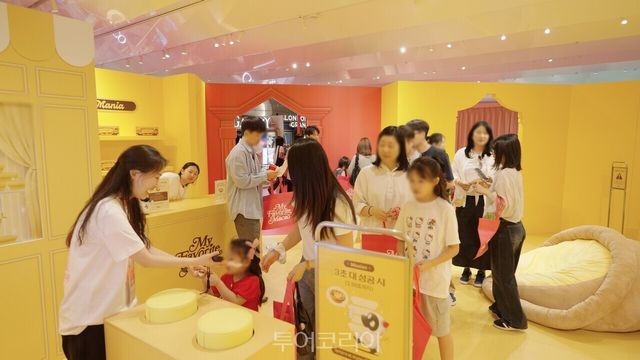 "[이미지1] _시크릿 도어스 오브 마카오_ 에그타르트 천국" "[이미지2] _시크릿 도어스 오브 마카오_ 컬러풀 빌리지" "[이미지3] _시크릿 도어스 오브 마카오_ 로드쇼 오프닝 세리머니" "[이미지4] _시크릿 도어스 오브 마카오_ 로드쇼" "[이미지5] _시크릿 도어스 오브 마카오_ 판타지 버스 존" "[이미지6] ‘마카오 관광 및 MICE 산업 최신 정보 세미나&트래블 마트’"