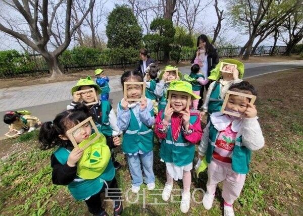 유아숲체험하는 어린이들/투어코리아뉴스 정명달 기자