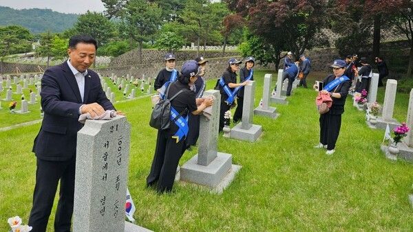 묘역 정화봉사활동 모습(사진제공=고양시장애인체육회)