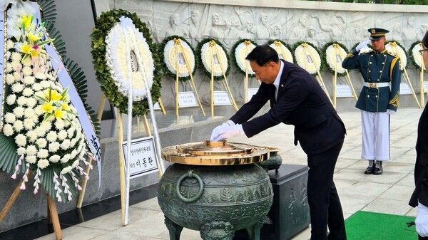 현충원 참배 모습(사진제공=고양시장애인체육회)