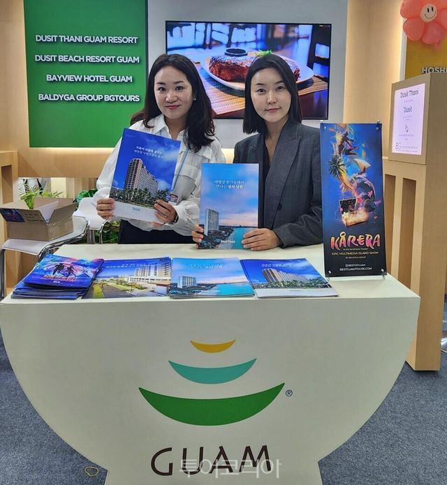 두짓타니 괌 리조트(Dusit Thani Guam Resort) 이 얄리샤 세일즈 총괄 이사(우측)와&nbsp;조연희 이사가 여름휴가시즌을 앞두고 한국여행객에게 리조트의 매력을 알리고 있다.&nbsp;