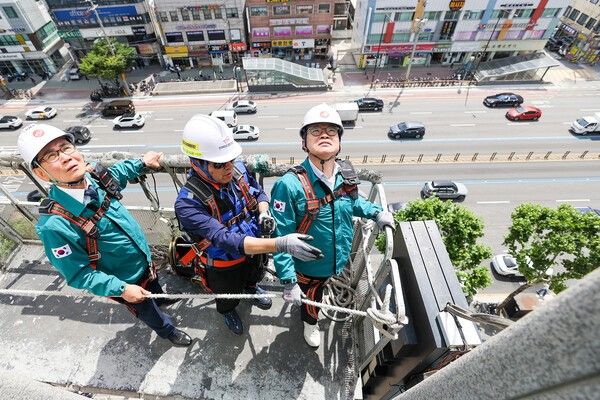 이필형(우측 첫번째) 동대문구청장 ,이태인(좌측 첫번째) 동대문구의회 의장,서울옥외광고협회 동대문지부 관계자 옥외광고물 재해방재 시범 훈련으로 고소작업대 차량 탑승 점검 모습(사진제공=동대문구청)