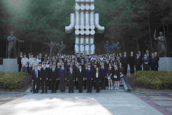 의정부 경민고등학교 제70회 현충일 추념식 행사 참석 기념촬영 모습(사진제공=의정부교육지원청)