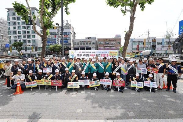 이필형 동대문구청장 민관합동 옥외광고물 재해 방재 훈련 및 불법 광고물 추방 캠페인 참석자들과 기념촬영 모습(사진제공=동대문구청)
