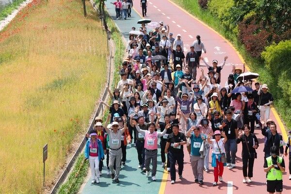 박강수 마포구청장 제1회 월드컴천 황금보리 축제 걷기대회 주민들과 참석 모습 (사진제공=마포구청)