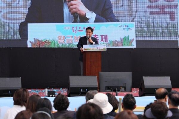 박강수 마포구청장 제1회 월드컵천 황금보리축제 개회식 참석 인사말 모습(사진제공=마포구청)