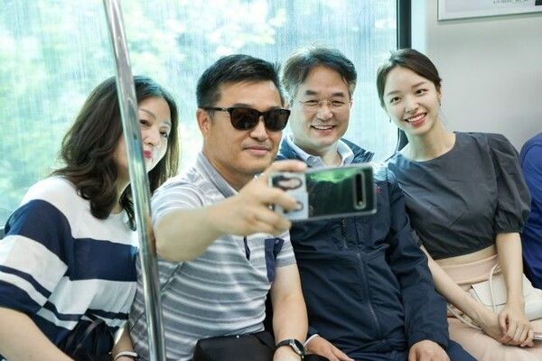 시민과 함께 서해선 탑승한 이동환 시장(왼쪽 두번째)/투어코리아뉴스 정명달 기자